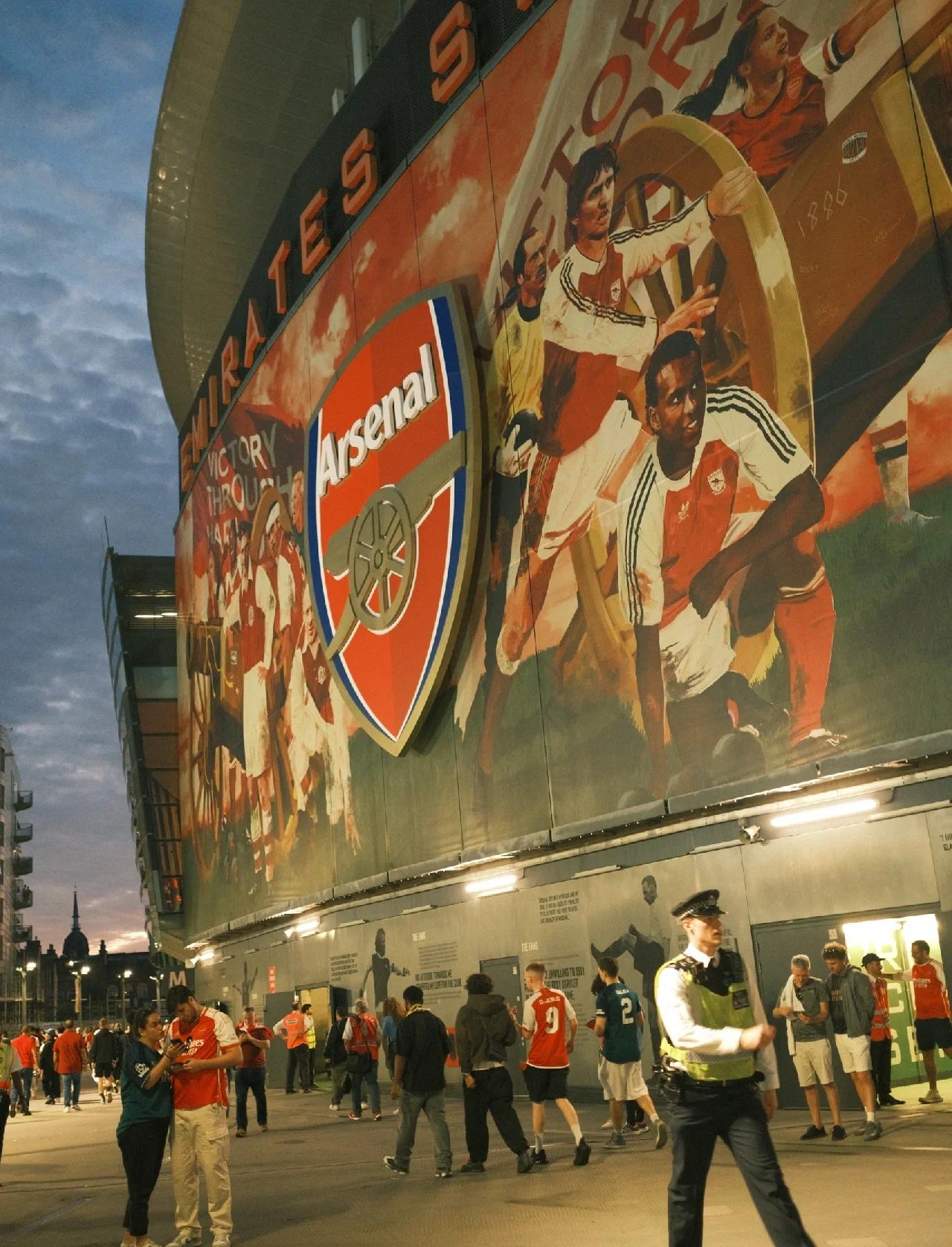 阿森纳主场大捷，球员赛后激动庆祝胜利，特别也是帖子内容.